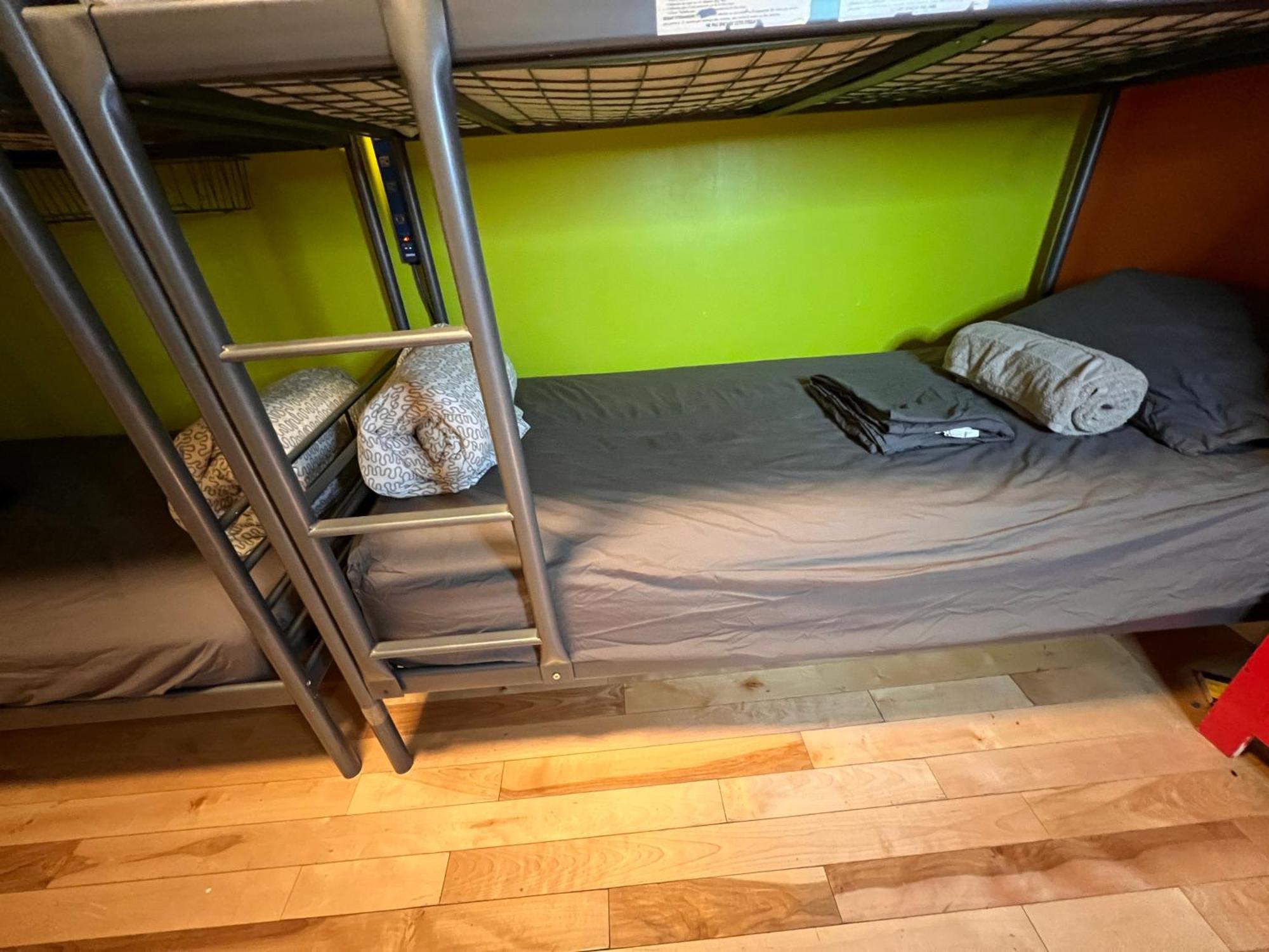 Auberge Pvt Hostel Монреаль Экстерьер фото
